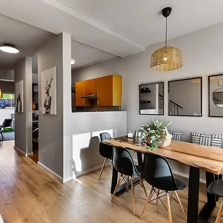 아파트 Phaedrus Living Modern Heights Luxury Townhouse