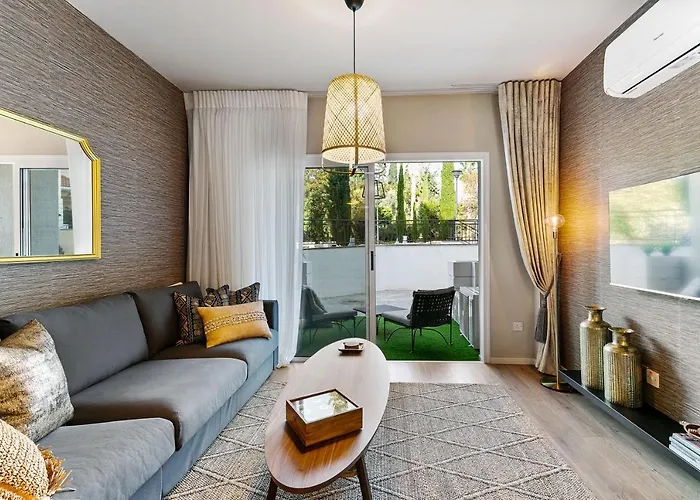 Phaedrus Living Modern Heights Luxury Townhouse Appartement