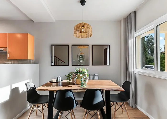 Phaedrus Living Modern Heights Luxury Townhouse *