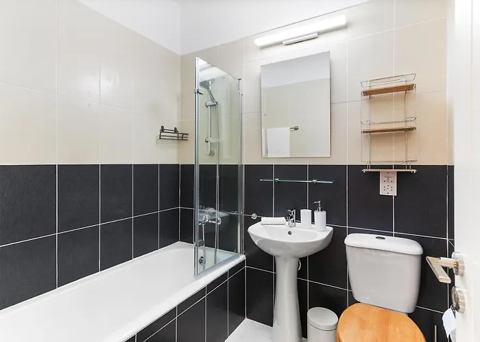 Apartment Phaedrus Living Modern Heights Luxury Townhouse *